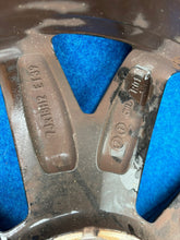 Laden Sie das Bild in den Galerie-Viewer, 1x Alufelge 18 Zoll 7.0&quot; 5x100 39ET 2GM601025 VW T-Cross Rim Wheel