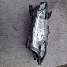 Laden Sie das Bild in den Galerie-Viewer, Frontscheinwerfer Mitsubishi Outlander III FALSE Scheinwerfer Headlight SCH5561823981es
