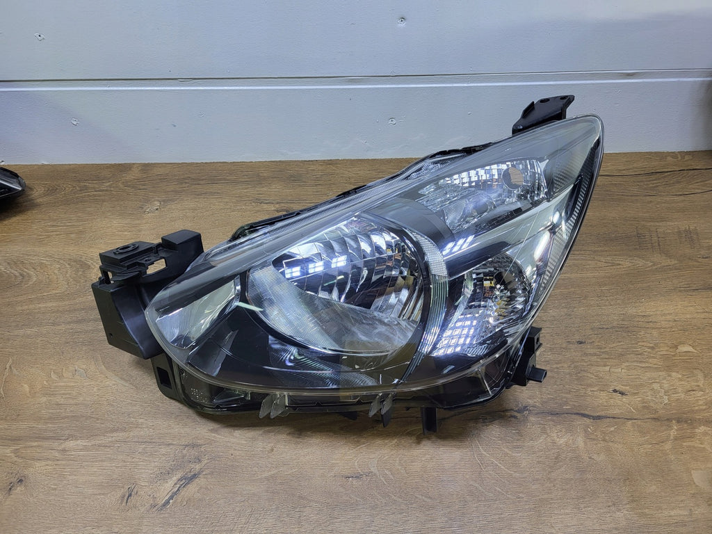 Frontscheinwerfer Mazda 2 DB5J-51040 Links Scheinwerfer Headlight