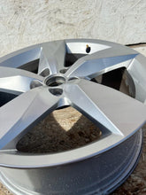 Load image into Gallery viewer, 1x Alufelge 17 Zoll 6.5&quot; 5x100 39ET Glanz Silber 2GM601025 VW T-Cross Rim Wheel