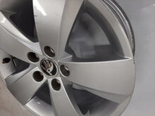 Laden Sie das Bild in den Galerie-Viewer, 1x Alufelge 15 Zoll 6.0&quot; 5x100 38ET Glanz Silber 6V0601025 Skoda Fabia Iii