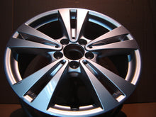 Laden Sie das Bild in den Galerie-Viewer, 1x Alufelge 17 Zoll 7.5" 5x112 52ET Glanz Silber A2464011400 Mercedes-Benz Cla FEL7979938748ve