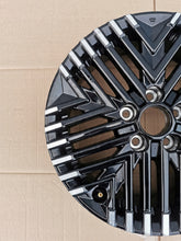 Load image into Gallery viewer, 1x Alufelge 17 Zoll 6.5&quot; 5x114.3 45ET Glanz Schwarz R337653 Nissan Leaf