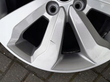 Load image into Gallery viewer, 1x Alufelge 16 Zoll 6.0&quot; 4x100 49ET Glanz 52910-H8260 Kia Rim Wheel