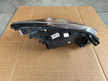 Laden Sie das Bild in den Galerie-Viewer, Frontscheinwerfer Ford Kuga III LV4B13E015-CD Ein Stück (Rechts oder Links) SCH2310656307on