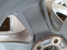 Laden Sie das Bild in den Galerie-Viewer, 1x Alufelge 17 Zoll 7.5" 5x108 50 5ET 31680565 Volvo Rim Wheel FEL3044623534hk