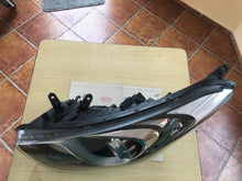 Laden Sie das Bild in den Galerie-Viewer, Frontscheinwerfer Hyundai I30 II 92101-A6020 Links Scheinwerfer Headlight