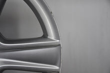 Laden Sie das Bild in den Galerie-Viewer, 1x Alufelge 17 Zoll 8.5&quot; 5x112 58ET Glanz Silber A2044012802 Mercedes-Benz