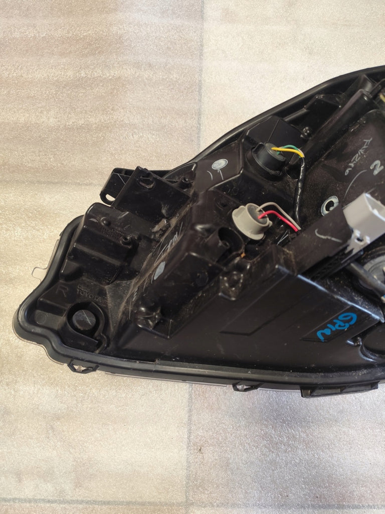Frontscheinwerfer Toyota Yaris Rechts Scheinwerfer Headlight SCH2264002061tw