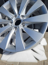 Laden Sie das Bild in den Galerie-Viewer, 1x Alufelge 17 Zoll 7.5" 5x120 6796240 BMW Rim Wheel FEL7328203558hr