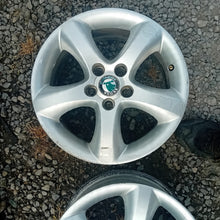 Laden Sie das Bild in den Galerie-Viewer, 3x Alufelge 15 Zoll 6.0&quot; 5x100 5J0601025A Skoda Rim Wheel