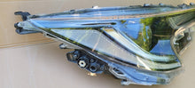 Load image into Gallery viewer, Frontscheinwerfer Toyota Corolla 81110-02S70 Rechts Scheinwerfer Headlight SCH5634917170ec
