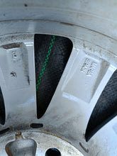 Laden Sie das Bild in den Galerie-Viewer, 1x Alufelge 15 Zoll 5.5&quot; 5x100 40ET 6F0601025G Seat Rim Wheel