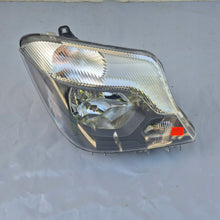 Laden Sie das Bild in den Galerie-Viewer, Frontscheinwerfer Mercedes-Benz Sprinter A9068202461 Rechts Headlight SCH7009259453wa