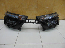 Laden Sie das Bild in den Galerie-Viewer, Frontscheinwerfer Skoda Kamiq 11282685631 Ein Satz Scheinwerfer Headlight SCH4270412251jw