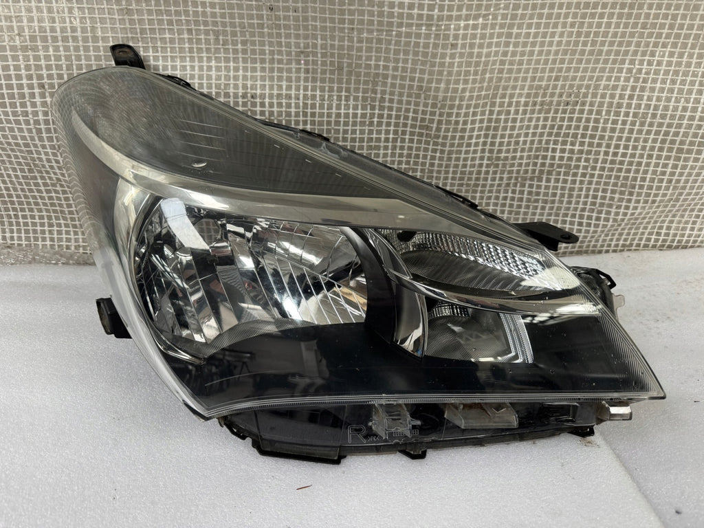 Frontscheinwerfer Toyota Yaris 811300-DJ70 Rechts Scheinwerfer Headlight SCH7553274504fb