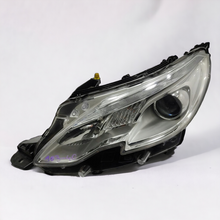 Load image into Gallery viewer, Frontscheinwerfer Peugeot 2008 I 9677810180 Links Scheinwerfer Headlight