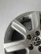 Laden Sie das Bild in den Galerie-Viewer, 1x Alufelge 15 Zoll 6.0&quot; 5x100 6R0601025L VW Polo Rim Wheel