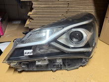 Laden Sie das Bild in den Galerie-Viewer, Frontscheinwerfer Toyota Yaris Links Scheinwerfer Headlight SCH5707967568ev