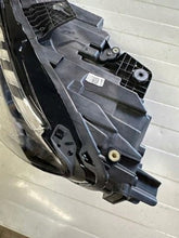 Laden Sie das Bild in den Galerie-Viewer, Frontscheinwerfer Audi 8Y0941035F LED Ein Stück (Rechts oder Links) Headlight