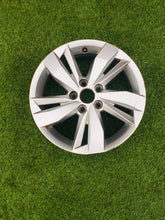 Load image into Gallery viewer, 1x Alufelge 15 Zoll 5.5&quot; 5x100 40ET Glanz Silber 2G0601025N VW Polo Rim Wheel