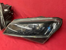 Laden Sie das Bild in den Galerie-Viewer, Frontscheinwerfer Skoda Superb III 3V1941017A Ein Stück (Rechts oder Links)