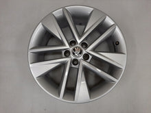 Laden Sie das Bild in den Galerie-Viewer, 1x Alufelge 17 Zoll 7.0&quot; 5x100 46ET Glanz Silber 6V0601025 Skoda Fabia Iii