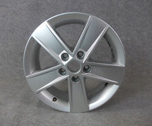 Laden Sie das Bild in den Galerie-Viewer, 1x Alufelge 16 Zoll 6.0&quot; 5x112 48ET Glanz Silber 5E0601025M Skoda Octavia Iii