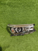 Laden Sie das Bild in den Galerie-Viewer, Frontscheinwerfer Toyota Hilux VIII CSC28964 Rechts Scheinwerfer Headlight SCH3829911579go