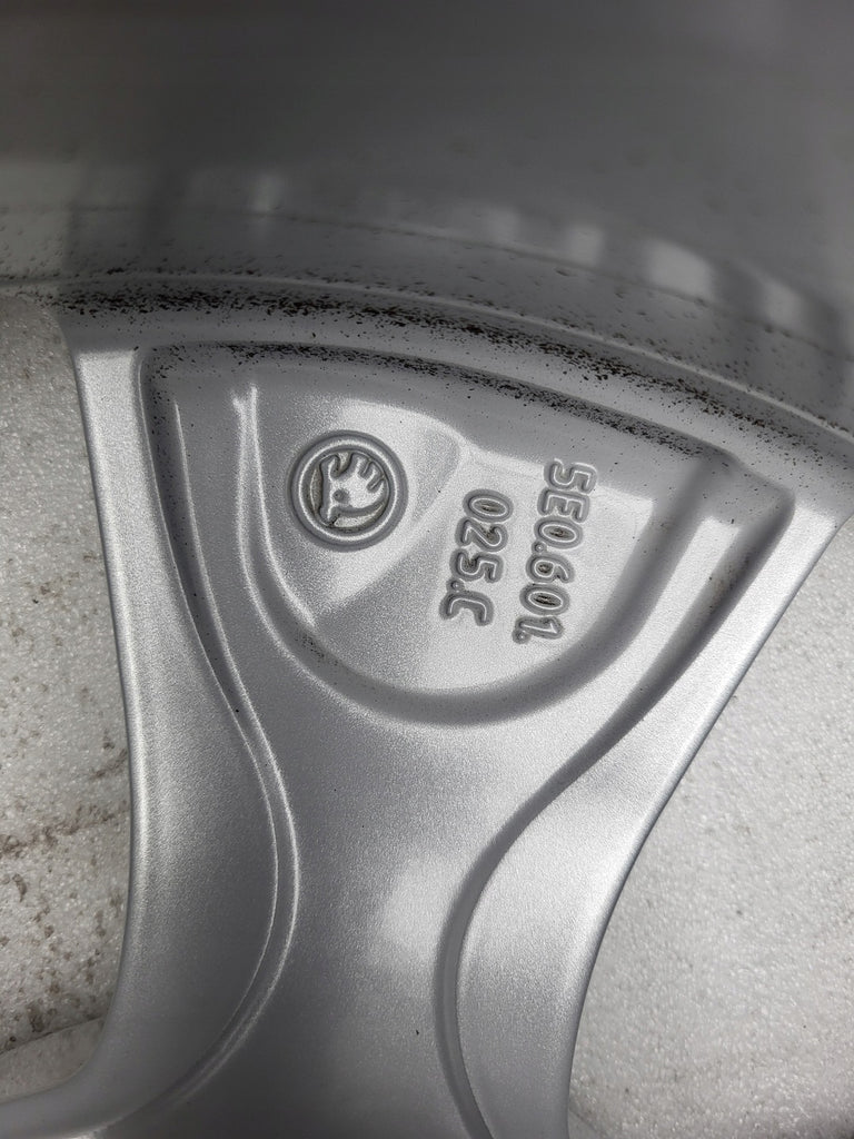 1x Alufelge 16 Zoll 6.5" 5x112 46ET 5E0601025C Skoda Superb III Octavia