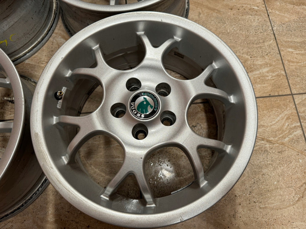 4x Alufelge 15 Zoll 7.0" 5x100 35ET Glanz Silber Seat I Rim Wheel FEL9594918644qp