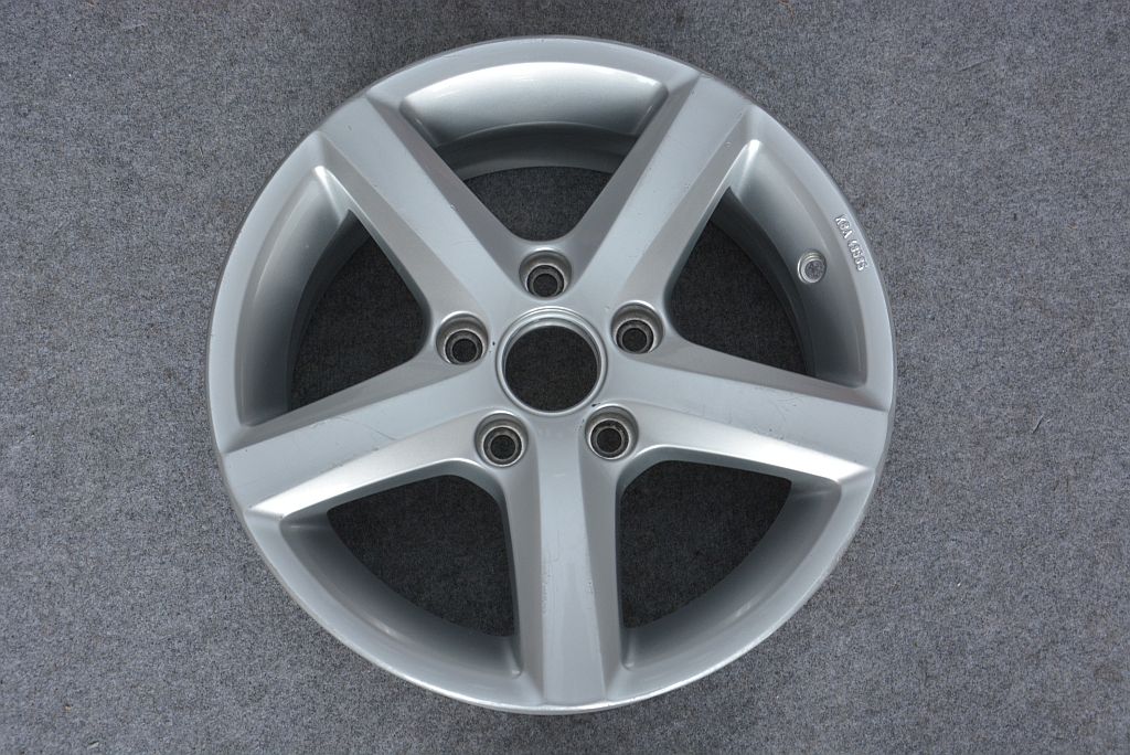 1x Alufelge 15 Zoll 6.5" 5x112 50ET Glanz Silber 5K0071485 Vw Rim Wheel