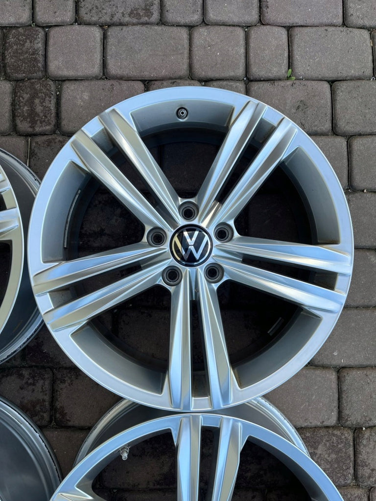 4x Alufelge 18 Zoll 7.0" 5x112 43ET Glanz Silber VW Tiguan Rim Wheel FEL1973364472lx