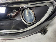 Laden Sie das Bild in den Galerie-Viewer, Frontscheinwerfer Mercedes-Benz W246 A2468207861 Xenon Ein Satz Headlight SCH1410197687ck