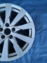 Laden Sie das Bild in den Galerie-Viewer, 1x Alufelge 17 Zoll 7.5" 5x112 43ET Glanz Silber 8V0601025 Audi A3 Rim Wheel FEL9492646136gl