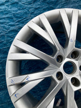Load image into Gallery viewer, 1x Alufelge 18 Zoll 8.0" 5x112 44ET Glanz Silber 3V0601025AN Skoda Superb Iii FEL9003950764ft