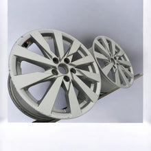 Laden Sie das Bild in den Galerie-Viewer, 1x Alufelge 17 Zoll 7.5&quot; 5x112 43ET 8V0601025DE Audi Rim Wheel