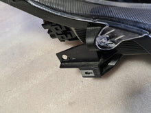 Laden Sie das Bild in den Galerie-Viewer, Frontscheinwerfer Mitsubishi Space Star 8301D446 FALSE Scheinwerfer Headlight SCH8553965189rs