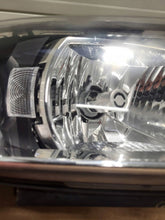 Laden Sie das Bild in den Galerie-Viewer, Frontscheinwerfer Volvo V70 30784249 Rechts Scheinwerfer Headlight SCH3453954888aa