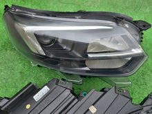 Laden Sie das Bild in den Galerie-Viewer, Frontscheinwerfer Opel Vivaro 00218274-01 00218275-01 Bi-Xenon Ein Satz SCH8035583596eo