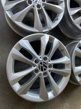 Laden Sie das Bild in den Galerie-Viewer, 4x Alufelge 17 Zoll 7.0" 5x112 48 5ET Glanz Silber A2054018000 Mercedes-Benz I FEL9501591190jz