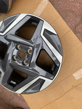 Load image into Gallery viewer, 1x Alufelge 17 Zoll 6.5" 4x100 50ET Glanz Graphit 52910-Q0430 Hyundai Bayon Mg FEL5846031370zl