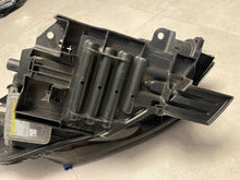Laden Sie das Bild in den Galerie-Viewer, Frontscheinwerfer Land Rover I Sport Discovery L550 FK72-13W029-EE Xenon Links SCH1824666293te