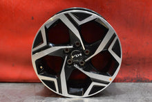 Load image into Gallery viewer, 1x Alufelge 17 Zoll 7.0" 5x114.3 43 5ET Glanz Schwarz 52910R2100 Kia Sportage V FEL5703160369sa
