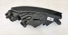 Laden Sie das Bild in den Galerie-Viewer, Frontscheinwerfer Skoda Fabia IV 6VB941015 Links Scheinwerfer Headlight SCH6636938456me