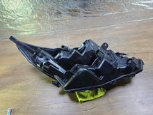 Laden Sie das Bild in den Galerie-Viewer, Frontscheinwerfer Toyota Aygo X Links Scheinwerfer Headlight SCH8957887326uu