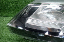 Laden Sie das Bild in den Galerie-Viewer, Frontscheinwerfer Skoda Rapid 5JB941015B Links Scheinwerfer Headlight SCH1293162695li