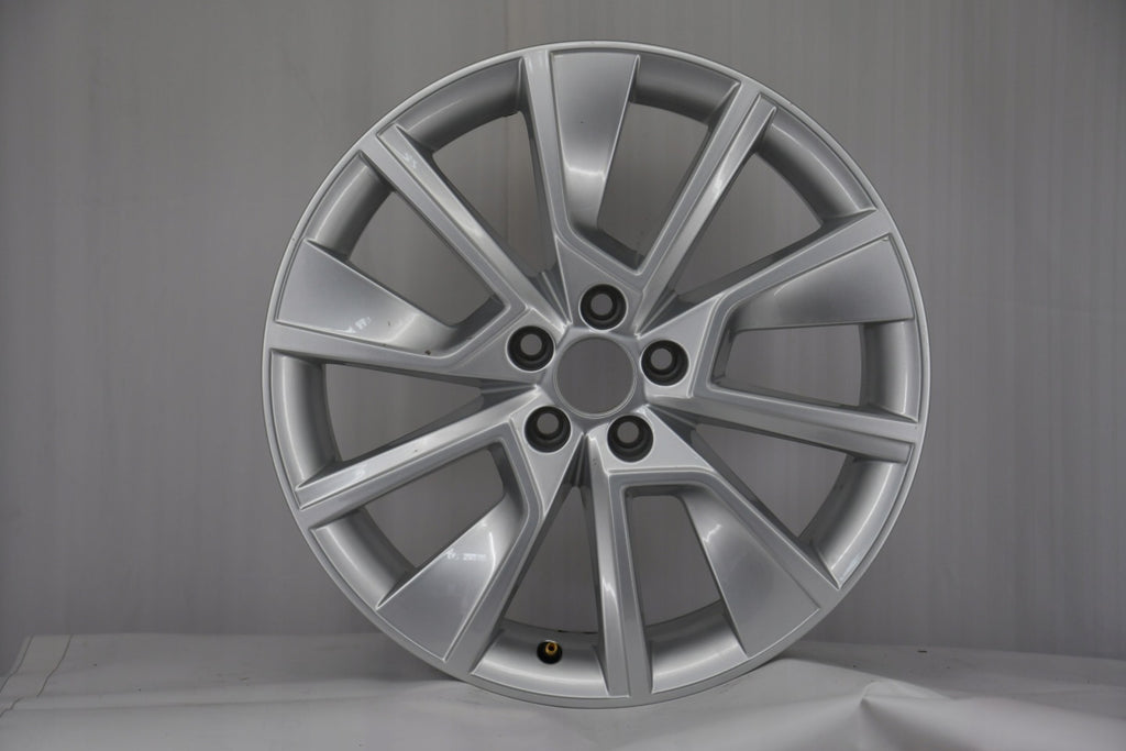 1x Alufelge 17 Zoll 6.5" 5x100 40ET Glanz Silber 658601025C Skoda Scala Kamiq FEL1771572322mw
