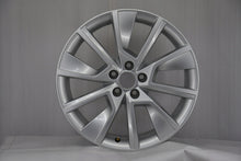Load image into Gallery viewer, 1x Alufelge 17 Zoll 6.5" 5x100 40ET Glanz Silber 658601025C Skoda Scala Kamiq FEL1771572322mw