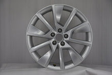 Laden Sie das Bild in den Galerie-Viewer, 1x Alufelge 17 Zoll 6.5" 5x100 40ET Glanz Silber 658601025C Skoda Scala Kamiq FEL1771572322mw